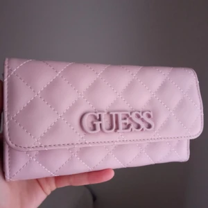 Guess 💖✨ - " 💗🌟Perfekt för ett speciellt ögonblick" tillfällen och kombineras med allt. "🍭baby pink color" och ett präglat material💥 den kan bli din * helt ny 🎁 🆕  🎊