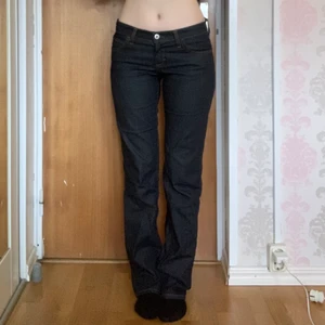 Lågmidjade Svensson - Lågmidjade mörkblå något utsvängda jeans från Svensson. Köpt på secondhand i nyskick, endast använda ett fåtal gånger. Passar mig perfekt i längden som är 166 cm. Säljes då jag har flera jeans i samma färg. Hör av er!💞