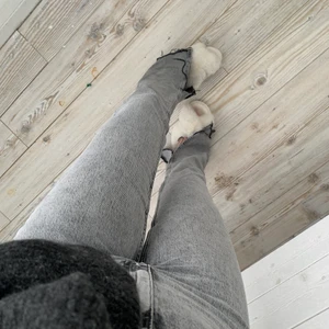 grå jeans me slits - jeans med slits från zara i fint skick, storlek 38 