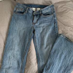 Randiga bootcut jeans från brandy Melville i storlek S, ganska stretchiga så passar nog större! Måtten enligt hemsidan är 76W/84L men skulle snarare säga 80W då de är stretchiga. Säljer då dom är lite stora på mig, därav små slitningar vid fötterna. Om många är intresserade gör jag budgivning
