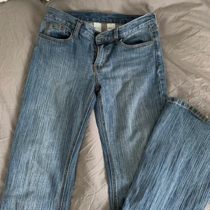 Brandy Melville jeans - Randiga bootcut jeans från brandy Melville i storlek S, ganska stretchiga så passar nog större! Måtten enligt hemsidan är 76W/84L men skulle snarare säga 80W då de är stretchiga. Säljer då dom är lite stora på mig, därav små slitningar vid fötterna. Om många är intresserade gör jag budgivning
