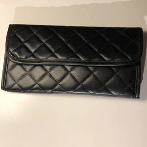 Sminkborstar necessär (svart) - En mjuk kvadrats mönstrad svart sminkborstar necessär, har bara använts när jag fick hem mina sminkborstar i den sen dess har aldrig använt. Ser fräsch och ny ut, får plats med 10 borstar. Passar super bra om du ska åka iväg eller något och ha sminkborstar med, då är denna lätt att packa sminkborstarna i och lättsam att resa med!