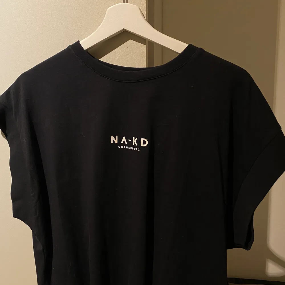 säljer denna supersöta t-shirt från NA-KD! 💕 aldrig använd . T-shirts.