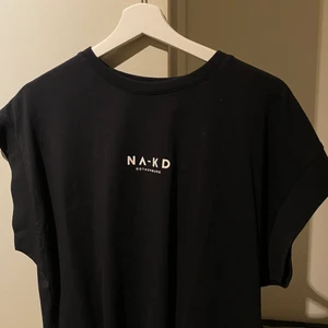na-kd t-shirt  - säljer denna supersöta t-shirt från NA-KD! 💕 aldrig använd 