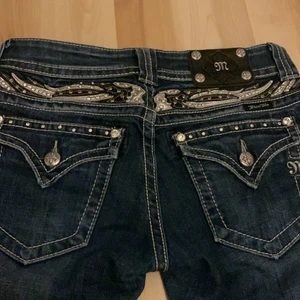 Jeans av märket (Miss Me) - Säljer dessa miss me jeansen💕 De är låga vid midjan och är i storlek S och är ungefär 84 cm i midjemått och 77 cm innerbenlängden. 290kr Inklusive frakt!⭐️  Skickas postbevis om det önskas!