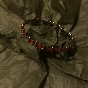 Find armband  - Ett guldiga armband med röda stenar på. I bra skick och har aldrig används. Vid intresse skriv privat. Frakten ingår inte i priset.