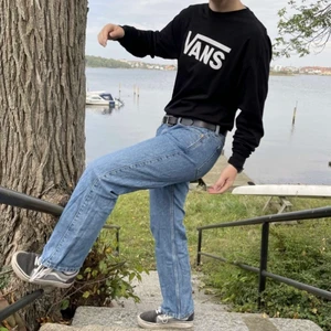 Svart långärmad Vans tröja i strl M - Svart långärmad Vanströja i strl M. Endast använd fåtal gånger, inget slitage:))