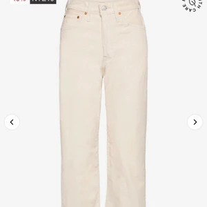 Manchester byxor - Superfina manchesterbyxor från levis i modellen ribcage straight ankle. Knappt använda 🤍 nypris ca 1200kr, jag säljer för 450kr och frakt tillkommer på 66kr