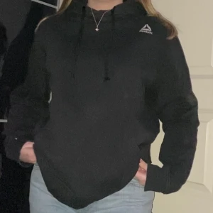 Svart hoodie från reebok - Säljer denna snygga hoodien från reebok! Väl använd men i bra skick! Kontakta mig vid intresse🦋