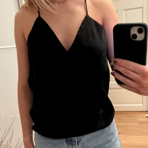 Satin linne - Svart satin linne från Bikbok i storlek xs. Aldrig använt! 100 + frakt❤️