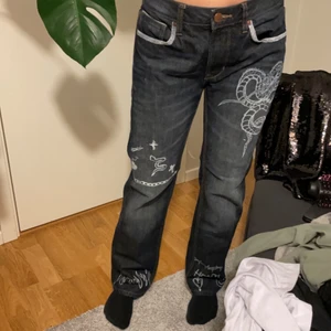Unika jeans - Mörkblåa retro jeans. Lågmidjade. Eget tryck. Köpta secondhand. Säljer pga passformen på mig. W34L30. 
