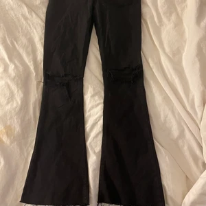 utsvängda jeans  - superfina svarta utsvängda jeans, använda 1 gång. storlek M men passar mig som brukar ha S. 2 hål på knäna, slutsålda från gina❤️ 200kr ink.frakt 