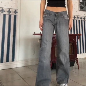 gråa jeans  - säljer de här skiiiiiiiit snygga byxorna som jag nyss köpt här på plick (gamla ägarens bilder) som tyvärr va för små för mig i midjan och längden😢😢 hon på bilden va 164cm 