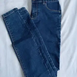 Mörkblå skinny jeans (lågmidjad)