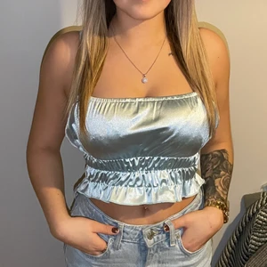 Blå glansig topp - Kommer ifrån Nelly och passar till vardags och fest!!!!