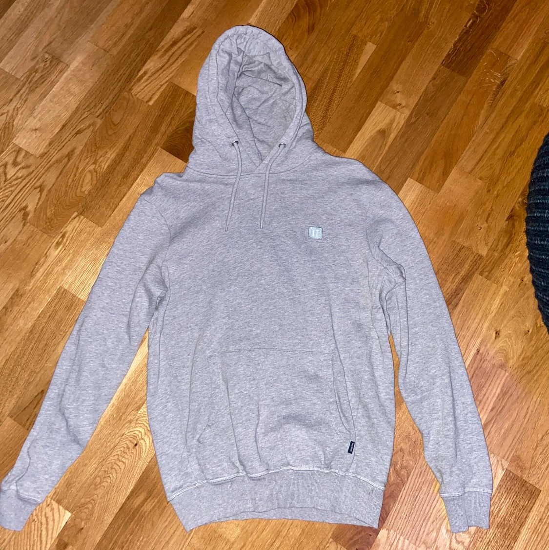 Grå hoodie från Les Deux - 91