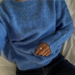 Blå stickad tröja  - Säljer denna fina stickade tröja från zara då jag har alldeles för många. Använd fåtal gånger. 💓