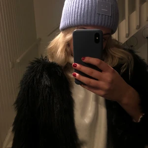 Pälsjacka - Pälsjacka från BikBok, knappt använd. Säljer då den är för liten. Superfint skick, köparen står för frakt💕💖