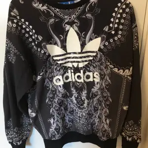 Adidas tröja med super snyggt mönster