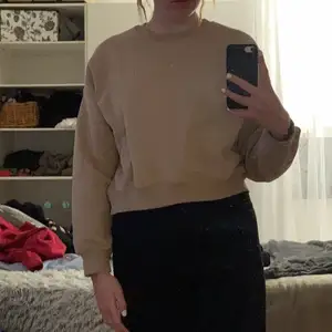 Beige sweatshirt från lager 157 i strl  M.  Aldrig använda, lapp finns kvar.  Vid frågor är det bara att skriva!🥰  Nytvättad!