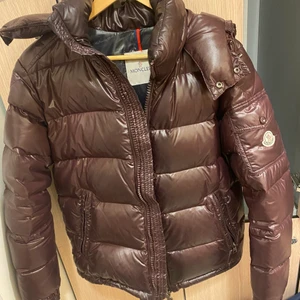 Moncler Maya Herr - Säljer min moncler jacka, storlek 2 (s/m). Fint skick, endast lappen inuti som börjat lossna. Nypris runt 13 000kr, mitt pris kan diskuteras 