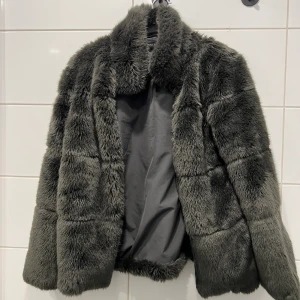 Päls jacka  - Säljer nu min knappt använda päls jacka från zara, den är jättefin i skicket och knappt använd 