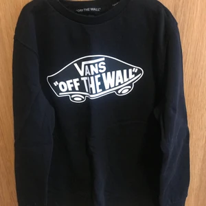 Vans sweatshirt strl L (barn)/small - Jättefin svart tröja från Vans i barnstrl large, men passar definitivt en strl small. Aldrig torktumlad, nyskick!