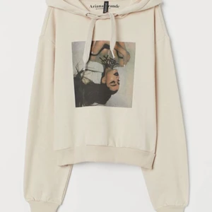 Ariana Grande hoodie, XS, beige - Ariana Grande hoodie, storlek XS, färg beige. Matchar till allt, köpte för ett årsen på divided när jag älskade artisten Ariana Grande så rekommenderar hoodien till fans som gillar henne👍🏼. Man behöver inte gilla henne heller men ska också säga att materialet i är jätte gosigt och lent!!😊