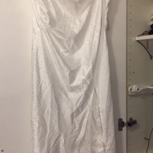 Vit helt ny sidenklänning - Siden klänning helt ny ◽️strl 38/M