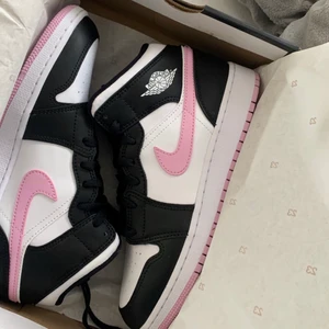 Nike Air Jordans Mid arctic pink💕 - ⚡️INTRESSEKOLL⚡️ på mina fina Jordans mid arctic pink; andra bilden är tagen från internet, första är min. Köpte för 2500 i våras nya från 1212COP och kan sälja för bra pengar. Lite creasade men inte mycket för att vara använda. Skokartongen kommer med och jag bjuder på frakten om vi kommer fram till något. (Inte under 1200) 🌟Hör av dig för mer frågor🌟