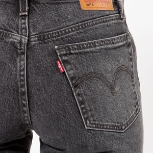 Levis 501 - 💛Intressekoll💛 Fina levis 501, grå, köpta här på Plick. Väldigt bra skick! Jag står för frakt. Hör av dig för fler frågor⚡️