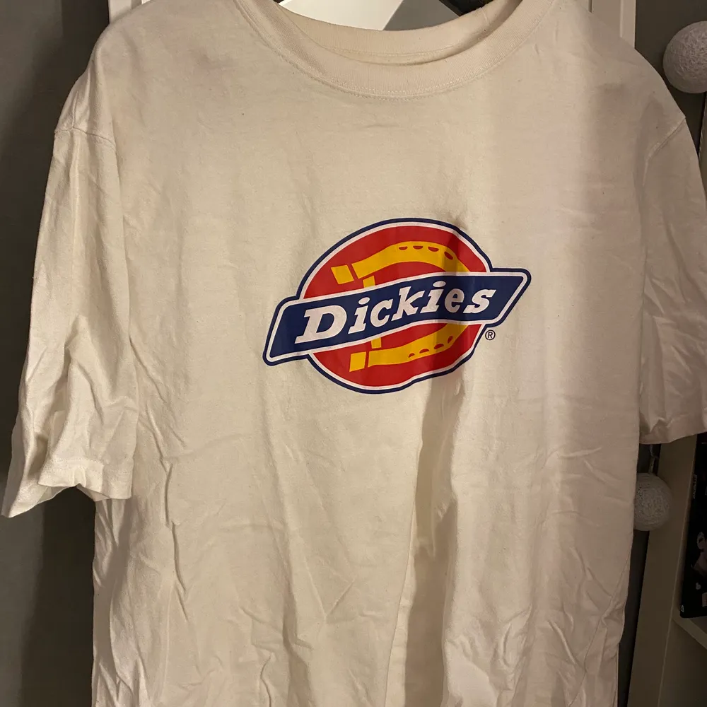 Säljer min dickies T-shirt som jag inte använt så mycket. Den är i bra kvalle även om jag köpte den begagnad, kanske lite liten i storleken. T-shirts.