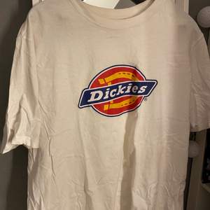Säljer min dickies T-shirt som jag inte använt så mycket. Den är i bra kvalle även om jag köpte den begagnad, kanske lite liten i storleken