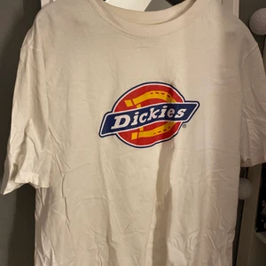 Dickies T-shirt  - Säljer min dickies T-shirt som jag inte använt så mycket. Den är i bra kvalle även om jag köpte den begagnad, kanske lite liten i storleken
