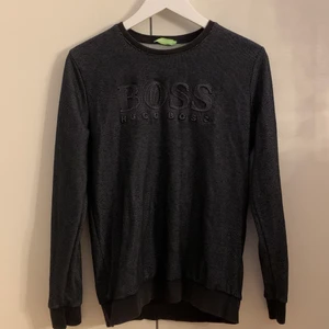 Hugo boss tröja - Säljer denna Hugo Boss tröjan som jag fick för nåt år sen men som tyvärr inte har kommit till användning så den är i fint skick! Kontakta mig vid intresse!