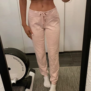 Mjukisbyxor - De populära mjukisbyxorna från Cubus. Velvet / velour material. Jag är 170cm för jämförelse. Kan mötas upp i Jönköping annars tillkommer fraktkostnad🤍