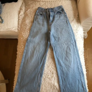 High Loose Levi’s Jeans  - Uppsydda Levi’s jeans. Bra skick, tighta över höft efter tvätt men det töjs ut. Nypris 1700kr ❗️köpare står för frakt ❗️