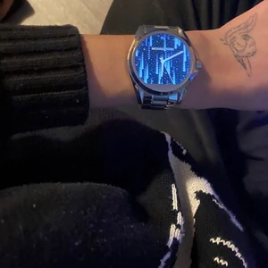 michael kors smartwatch  - michael kors access bradshaw smartwatch klocka silverfärgad   jättefint skick då den mest legat hemma istället för att användas. medföljer laddarsladd till klockan & orginalboxen den kom i, tror även de ligger nån slags manual där behövs typ inte dock, enkel att förstå sig på. 