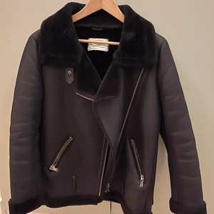 Zara Jacka - Sjukt ball populär oversized jacka från Zara 💞💞 Är i bra skick och passar till typ allt nu under vintern