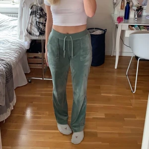 Juicy couture byxor - ‼️LÄGGER UPP IGEN PGA. OSERIÖS KÖPARE, BUDA INTE OM DU INTE 100% VILL/KAN KÖPA‼️ säljer nu mina älskade juicy byxor eftersom dom har blivit för stora:( jag är 170 cm lång så ni ser ca hur långa dom är ❤️ köpta i juni och är sparsamt använda