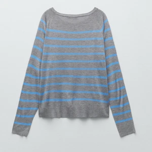 Randig tröja från zara - Säljer denna trendiga tröja från zara, då jag inte tycker om den längre. Köpt i början av hösten och säkert inte använd mer än två gånger sen dess. På grund av flera intresserade har jag valt att skapa en budgivning! Bud är bindande.