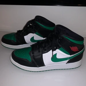 Air Jordan Mid Green Toe - Intressekoll!!! Super fina Air Jordans känns som nya☺️ använda i ungefär 5 månader, lådan ingår ej! Köparen står för frakten. Köpte dom på plick. Säljer pga jag tycker dom är lite stora men passar för dom som har strl 39💕skulle även kunna byta skor med nån som har strl 40! 