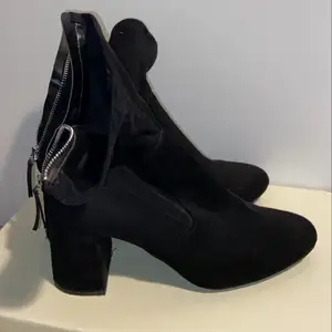 Snygga Svarta boots från Zara. Storlek 39. Använda några gånger bara #zara #svarta #boots 