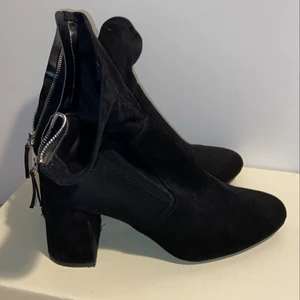 Boots från Zara  - Snygga Svarta boots från Zara. Storlek 39. Använda några gånger bara #zara #svarta #boots 