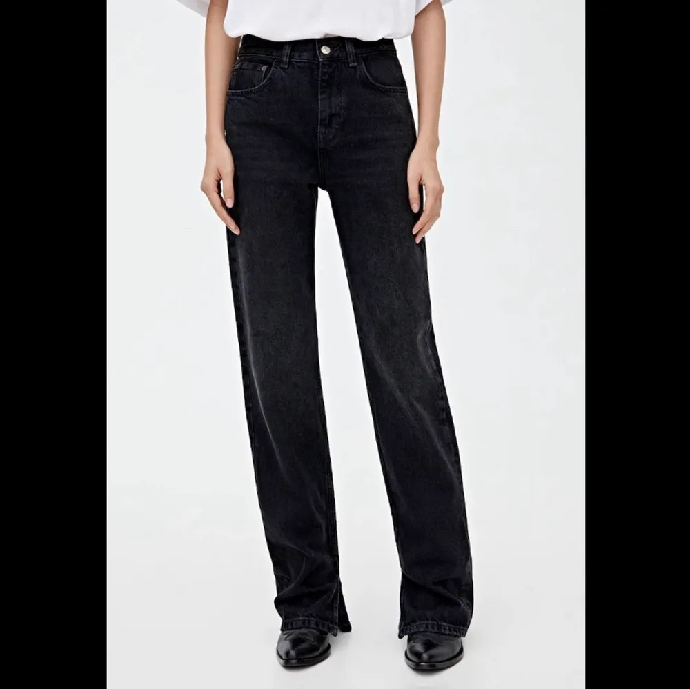Svarta straight fit jeans från pull and bear med en slits längst ner, nypris 400 kr [helt slutsålda överallt]. Sparsamt använda och säljer pga att de är en aning för små för mig som är strl 38💕. Jeans & Byxor.