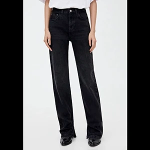 Jeans från pull & bear - Svarta straight fit jeans från pull and bear med en slits längst ner, nypris 400 kr [helt slutsålda överallt]. Sparsamt använda och säljer pga att de är en aning för små för mig som är strl 38💕