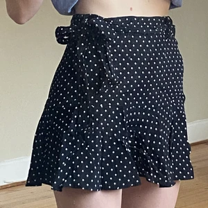 Byxkjol - Skön kjol och bra att det är ett par byxor under, känns inte alls av. Kan inte komma ihåg att jag andvönt dessa, mycket bra skick.