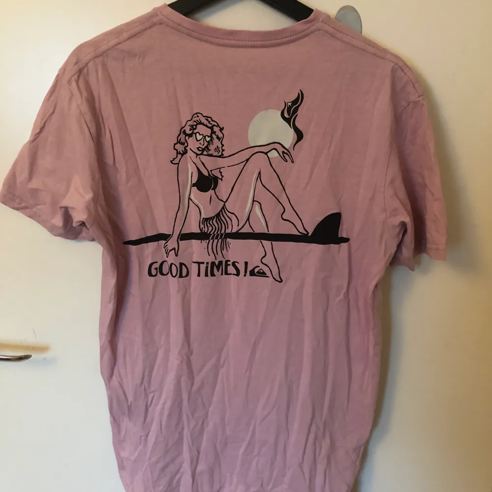 En assnygg rosa t-shirt storlek S. Den har ett mindre tryck på framsidan och ett större likadant på ryggen. . T-shirts.