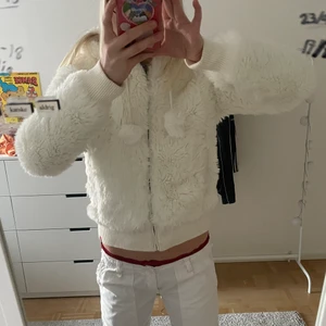 Fluffig vit jacka - Jättefin fluffig jacka från esprit som jag egentligen inte vill sälja men är alldeles för liten för mig, det står M i jackan men skulle säga att den är en XS/XXS och är ganska så tajt i armarna