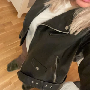 Zara skinnjacka - Skinnjacka från zara, strl XL så sitter oversized på mig som har S/M i vanliga fall. Skitsnygg men använder aldrig längre. Köpare står för frakt! 